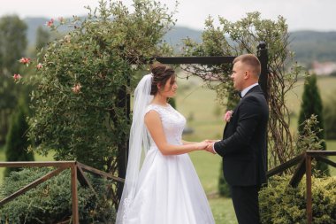 Dışarıda düğün töreni. Sadece evlendim. Dağların arka planı