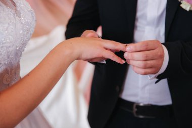 Kilisedeki baeutiful düğün çifti. Sadece evli damat ve gelin. Aile
