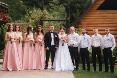 Damat ve gelin sağdıç ve nedime dışında stand. Öpüşme yeni evliler ve arkadaş alkış. Düğün günü