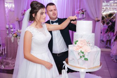 Düğün pastası tarafından restoranda damat ve Gelin stand