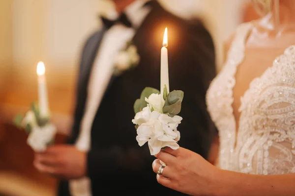 Hermosa pareja en la iglesia. Los recién casados se juran el uno al otro amar para siempre. Novia y novio felices — Foto de Stock