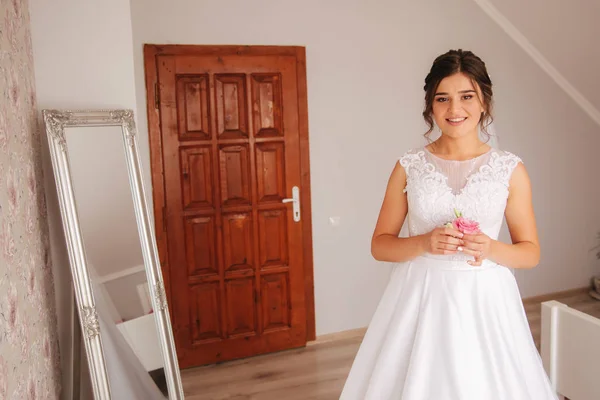 Okouzlující nevěsta postav se před okna. Dívka úsporný režim okna na svém pokoji. Černá a bílá. Silueta — Stock fotografie