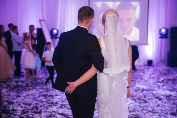 Primeira dança de casal de casamento elegante. Bonito noivo e noiva elegante no restaurante — Fotografia de Stock