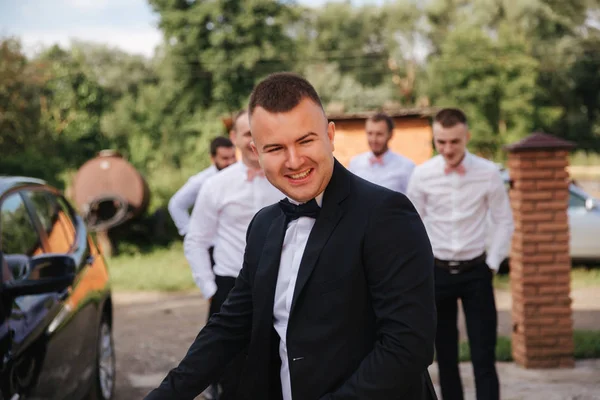 Schöner Bräutigam mit seinem Pfleger auf dem Hinterhof. Fünf Mann. Bräutigam im Anzug, Bräutigam im weißen Hemd. Lustige Typen auf der Hochzeit — Stockfoto