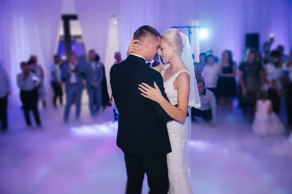 Primeira dança de casal de casamento elegante. Bonito noivo e noiva elegante no restaurante — Fotografia de Stock