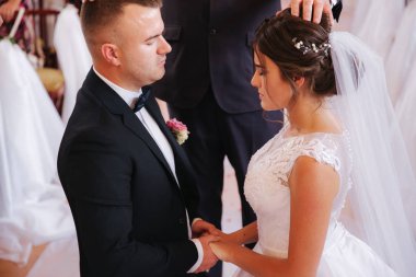 Kilisedeki baeutiful düğün çifti. Sadece evli damat ve gelin. Aile