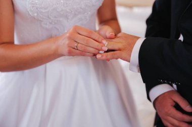 Kilisedeki baeutiful düğün çifti. Sadece evli damat ve gelin. Aile