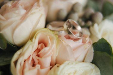 Düğün buketi beyaz altın halkalar. çiçekler