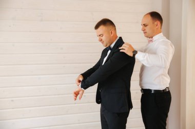 Yakışıklı damat ile evde onun sağdıç. Beş adam. Damat takım elbise, gromsmen beyaz gömlek giymiş. Komik çocuklar düğün