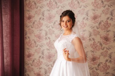 Güzel Gelin stand pencerenin yanında. Sabah sunlights ile. Siyah ve beyaz fotoğraf