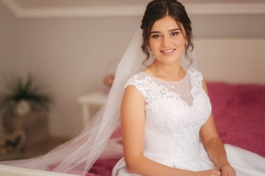 Sevimli gelin stand penceresinin önünde. Kız odasına pencereden beklemede. Siyah ve beyaz. Siluet