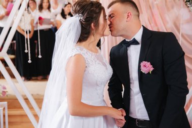 Kilisedeki baeutiful düğün çifti. Sadece evli damat ve gelin. Aile