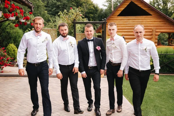 Stylish groomsman with groom standing on the backyard and prepare for the wedding ceremony. Friend spend time together outside — Stock Photo, Image