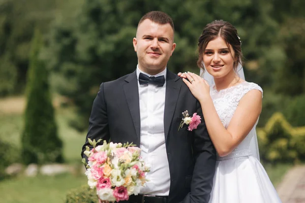 Portrait de beau marié et charmante mariée. Atmophere romantique sur le mariage — Photo