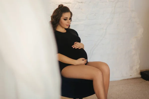 Morgon av ung gravid kvinna klädd i svart Body. Lyckliga framtida modern — Stockfoto