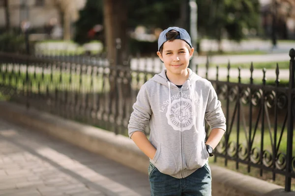 Der Teenager trägt eine Mütze. Stilvolles Männchen außen — Stockfoto