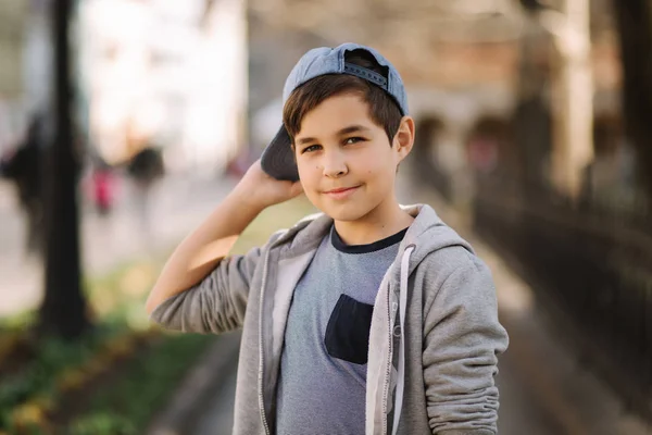 Portret małego chłopca w czapkę. Stylowy chłopiec chodzenie w mieście — Zdjęcie stockowe