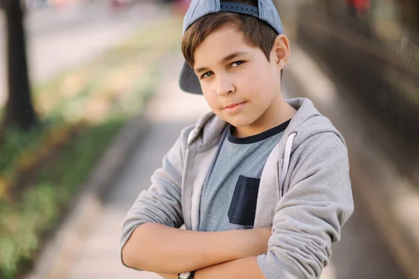 Ritratto di bambino in berretto. Elegante ragazzo a piedi in città — Foto Stock