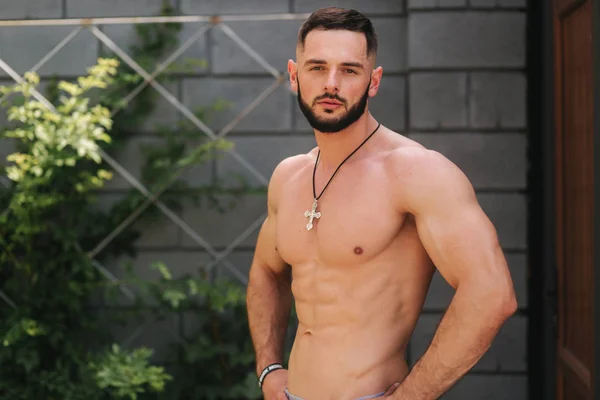 Young bearded man bodybuilder show his muscles outside after training — Stock Photo, Image