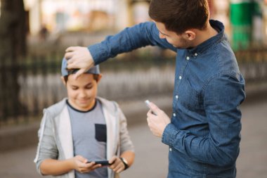 Plder kardeş, küçük kardeşe telefonun nasıl kullanıldığını açıkla.