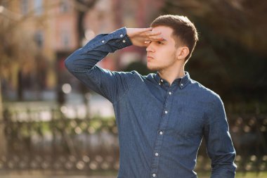 Çekici adam portresi Park tarafından dışarıda durmak. Şık mele modeli