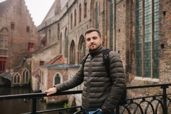 Jeune homme marchant en Belgique, Bruges. Touriste masculin — Photo