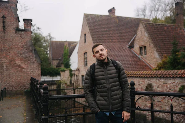 Jeune homme marchant en Belgique, Bruges. Touriste masculin — Photo