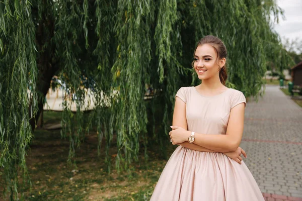 Joven modelo elegante posa a fotógrafo fuera — Foto de Stock