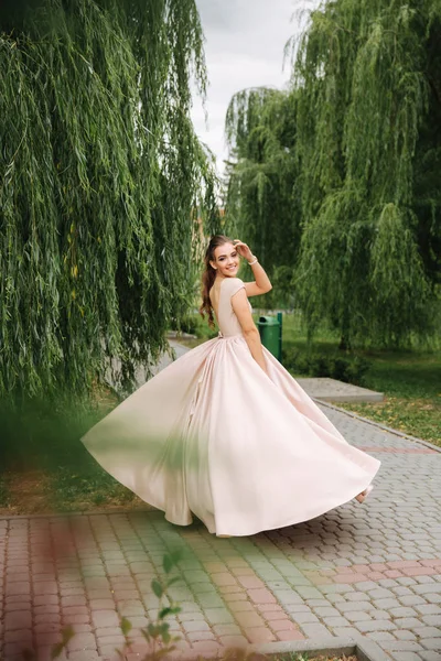 Menina na moda girar em torno do parque. Vestido de noite — Fotografia de Stock