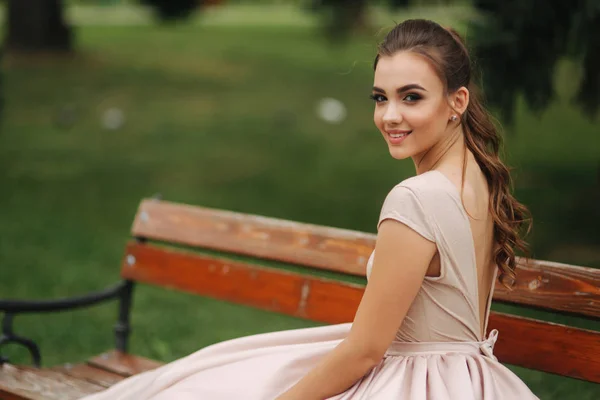 Posh glamoorus modelo senta-se no banco em vestido de noite — Fotografia de Stock