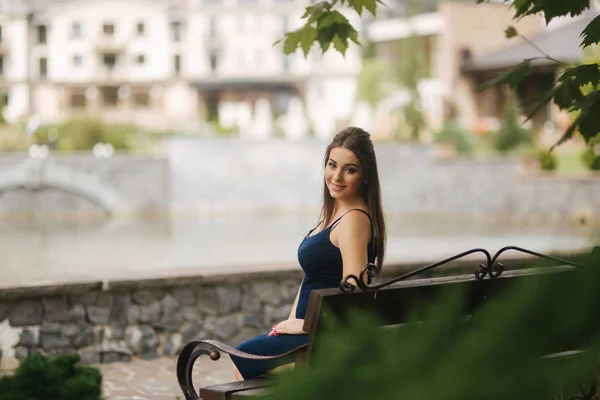 Mulher grávida sentada em um banco perto do lago. Seis meses de gravidez — Fotografia de Stock