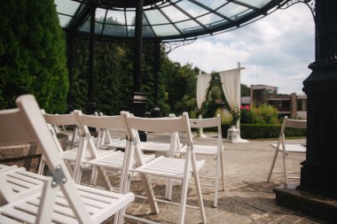 Açık Hava Weddind süs. Güzel bir beyaz kemer çiçek dekoru. Ağaç görünümünü güzel beckground
