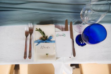 Restoranda masa randevusu. Düğün süslemesi mavi stil