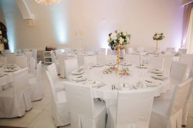 Restoran düğün gününde dekore edilmiştir. İçeride. İç mekanlar