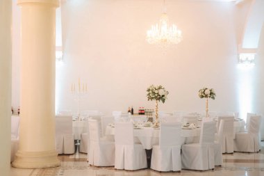 Restoran düğün gününde dekore edilmiştir. İçeride. İç mekanlar