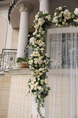 Düğün caremony çiçekleri ile süslenmiş kemer