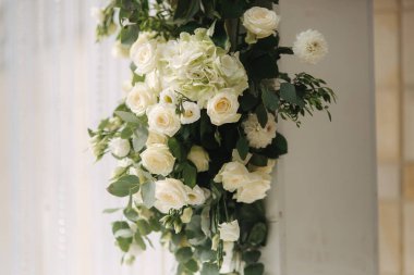 Restoranda düğün çiçek dekorasyon