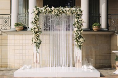 Düğün caremony çiçekleri ile süslenmiş kemer