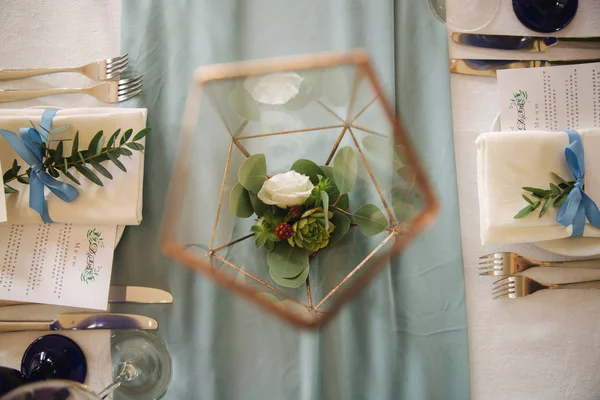 Flowesr en la mesa de bodas en el restaurante. primer plano de los elementos de decoración —  Fotos de Stock