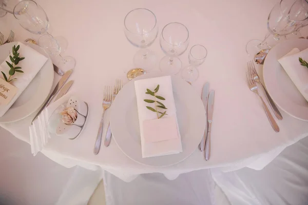Citas de mesa en el restaurante. decoración de la boda con elementos florales —  Fotos de Stock
