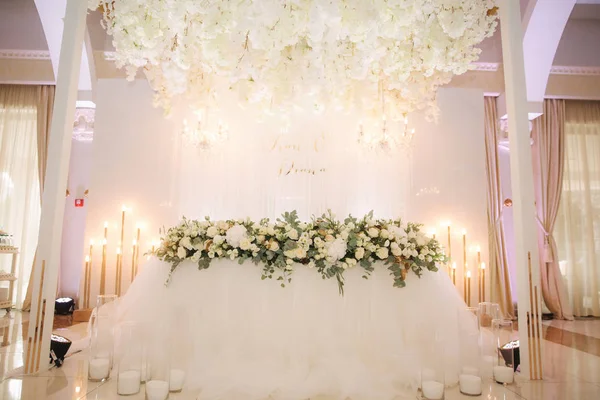 屋根の花の要素。結婚式上のシャンデリアを装飾 — ストック写真