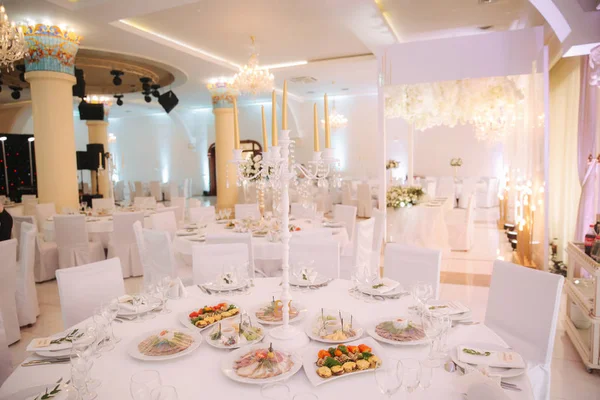 Restaurante decorado el día de la boda. Adentro. Interiores — Foto de Stock