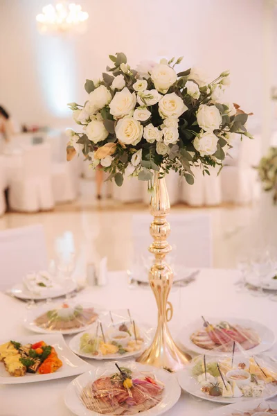 Bouquet da sposa sul tavolo nel ristorante — Foto Stock