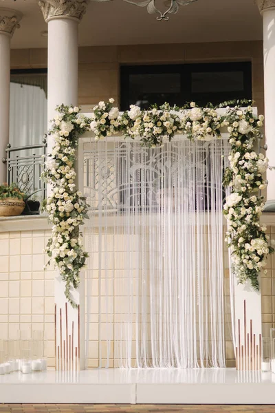 Düğün caremony çiçekleri ile süslenmiş kemer