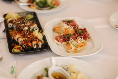 Philadelphia rulo suşi restoranda masada balık ile. Asya yemekleri. Ziyafet concapt