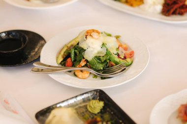 Masada restoranda taze salata. Ziyafet özeti. Domates, arugula, tavuk, avokado, parmesan, karides ile farklı salatalar