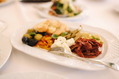 Restoranda meze. Ziyafet konsepti. güneşte kurutulmuş domates