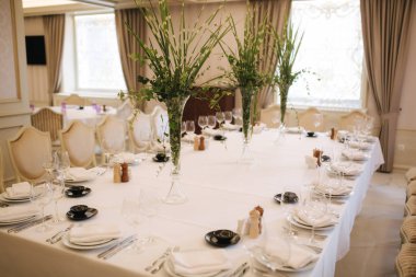 Restoranda masa. Servis ve dekore edilmiş masa