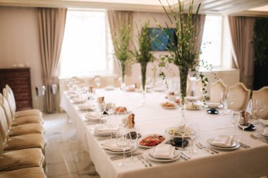 Restoranda masa. Servis ve dekore edilmiş masa