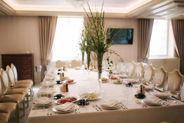 Restoranda masa. Servis ve dekore edilmiş masa